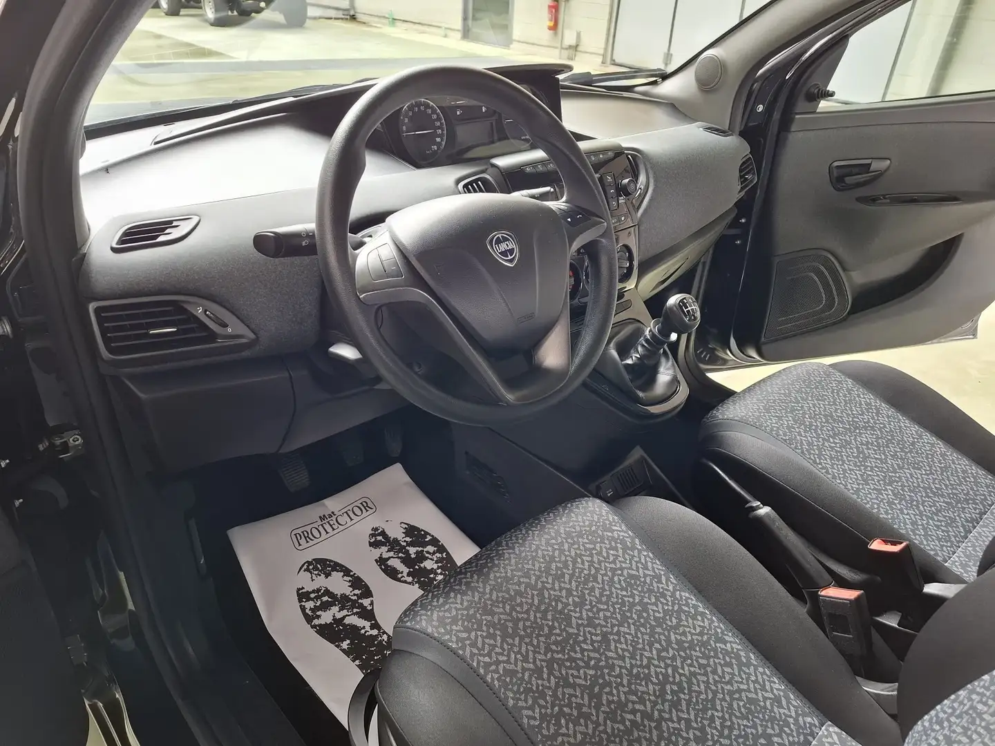 Lancia Ypsilon 1.0 firefly hybrid Silver Ecochic 70cv