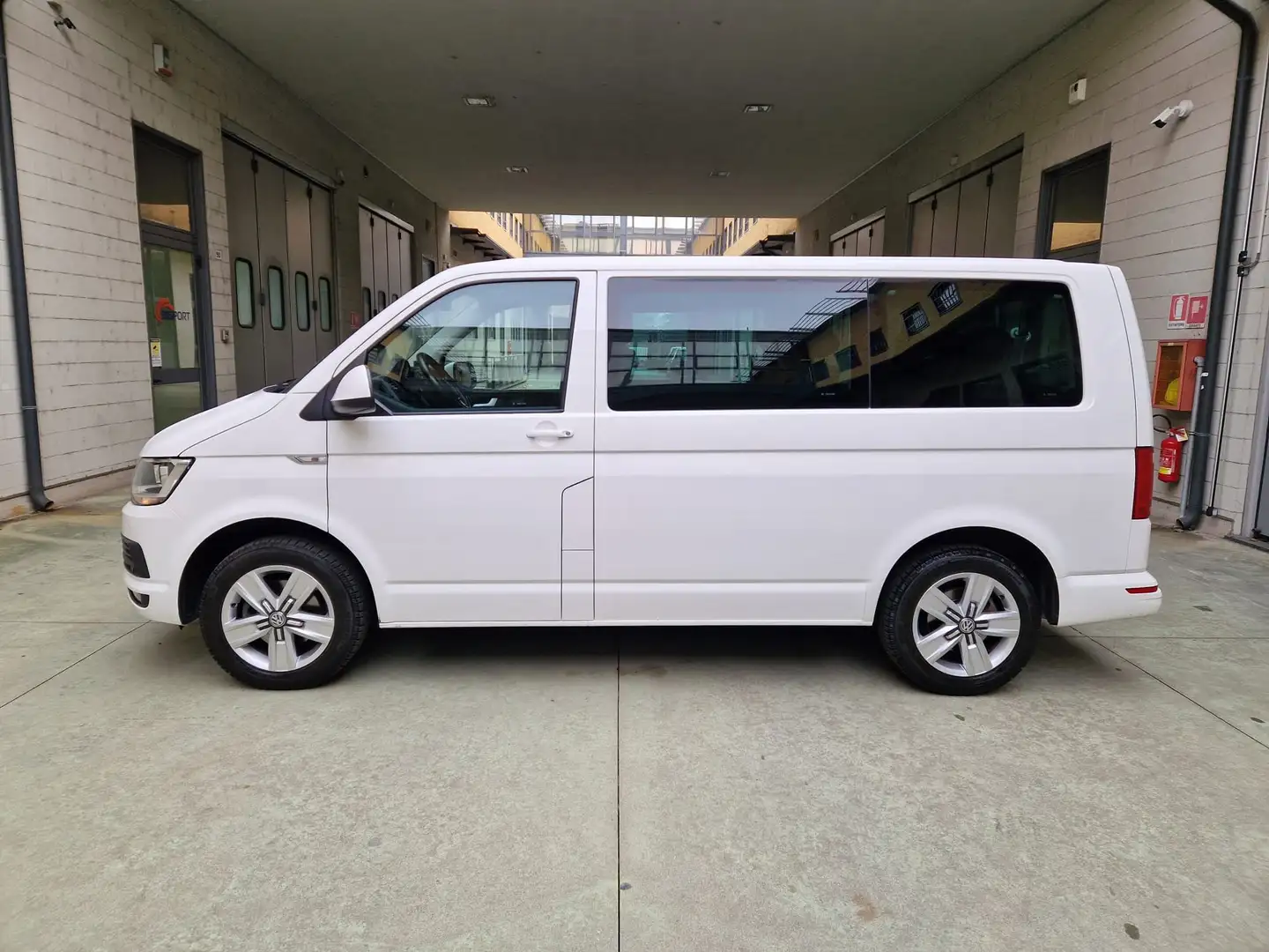 Volkswagen T6 Caravelle 2.0 TDi 150cv Bus 9pti (PREZZO REALE IVA INCLUSA)